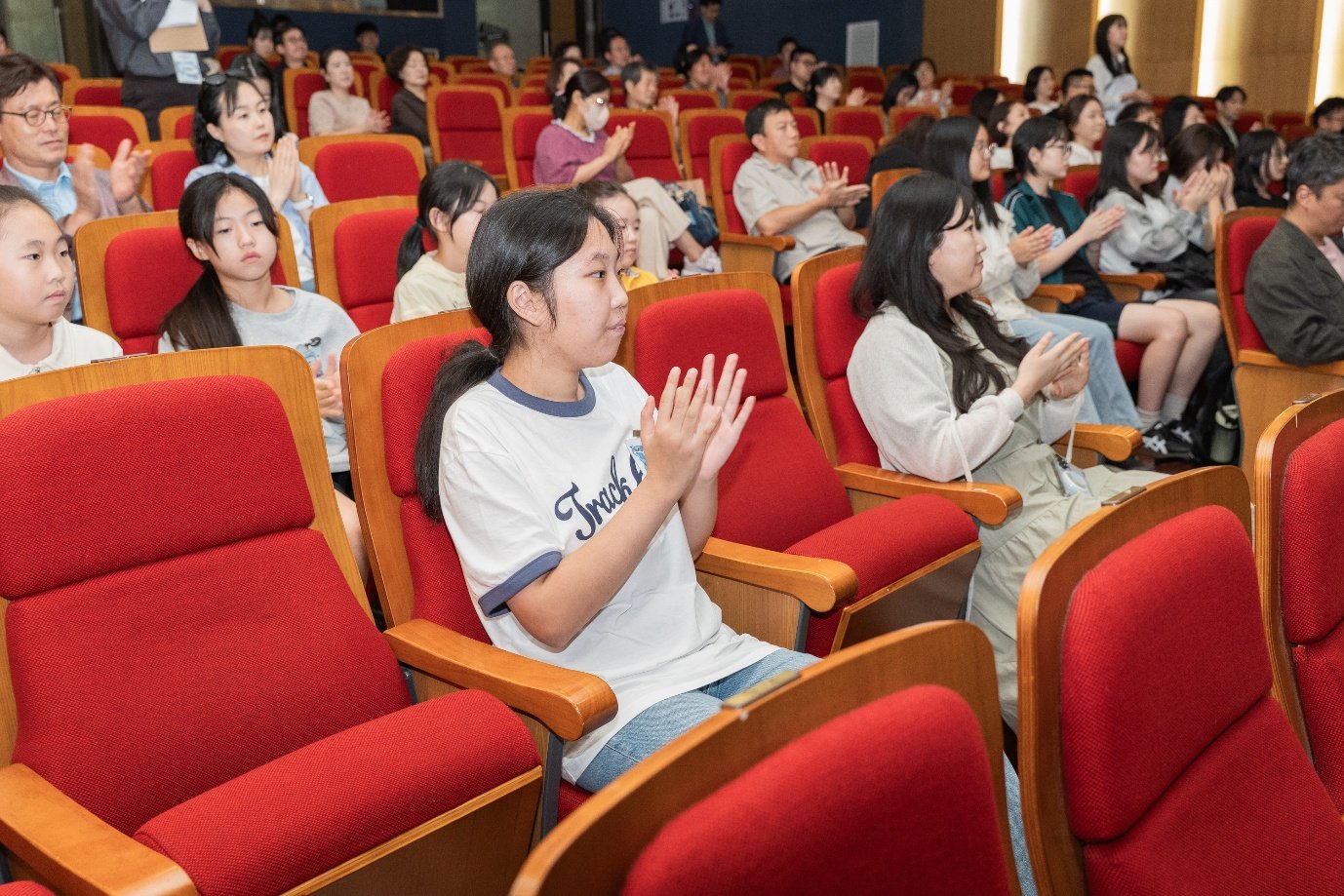 시상식을 지켜보며 박수를 보내는 참석자들